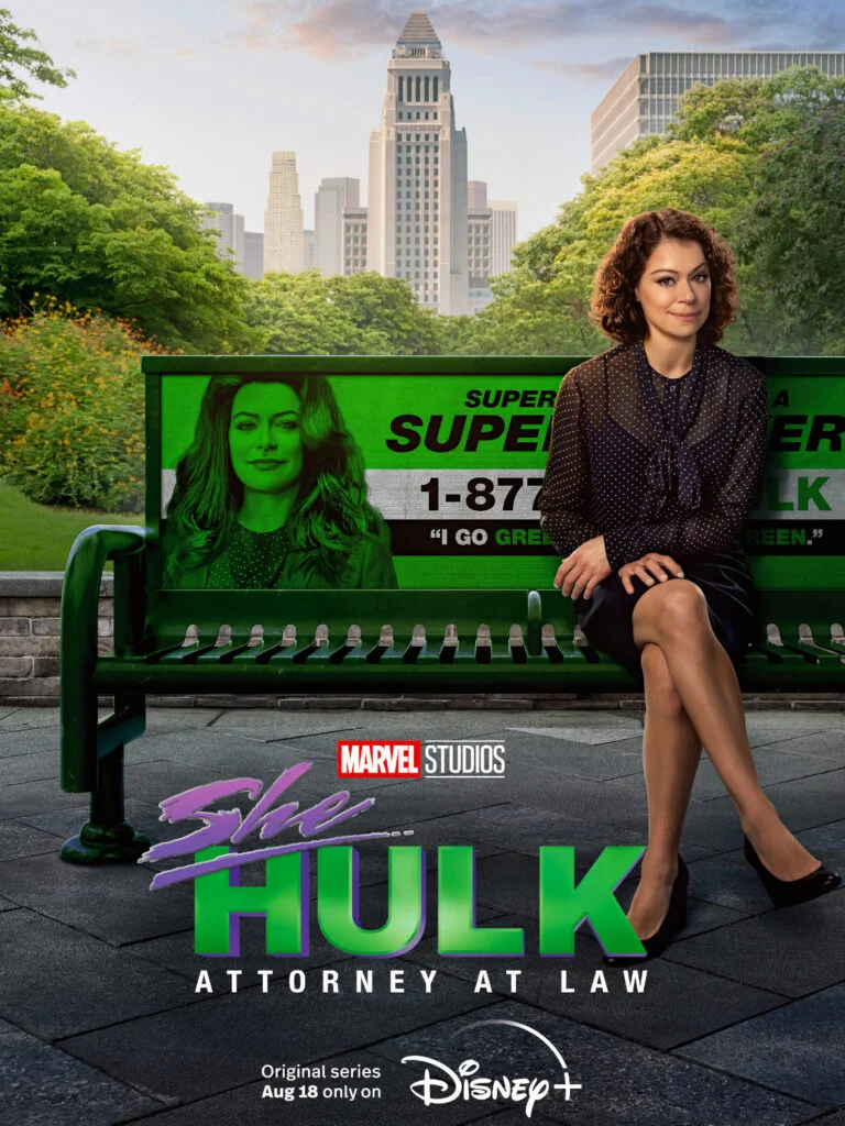 Serienposter. Eine Frau sitzt auf einer Parkbank. Die Banklehne ist ein Werbeplakat für She-Hulk. Schriftzug der Serie.