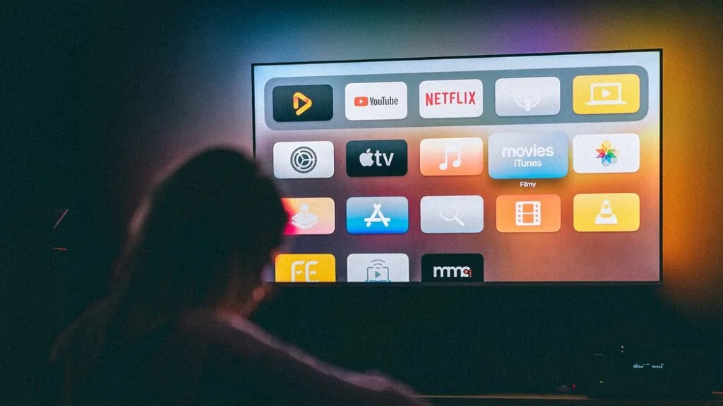 TV Bildschirm mit Icons verschiedener Apps
