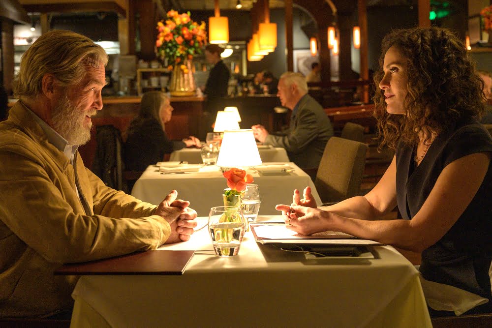 Ein Mann und eine Frau sitzen an einem Tisch in einem Restaurant und reden miteinander.