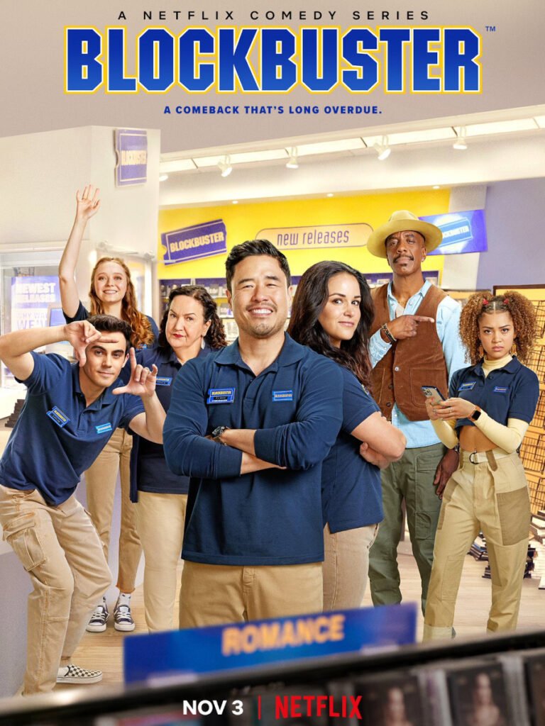 Serienposter mit Schriftzug. Sieben Personen stehen in einem Laden. Sie tragen mit einer Ausnahme alle blaue T-Shirts und beige Hosen sowie Namensschilder.