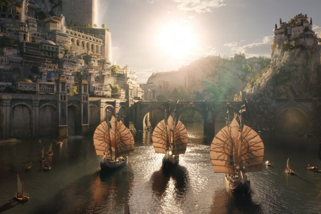 Drei Schiffe mit einer Art Kreissegeln auf einem Fluss vor einer Brücke umgeben von einer Stadt.