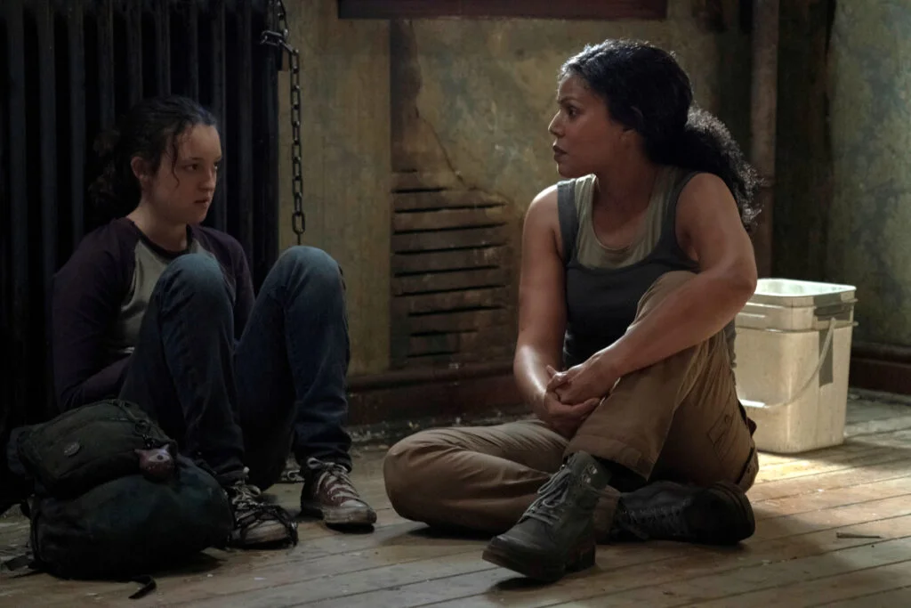 Eine Frau und ein Teenager sitzen am Boden und reden miteinander.