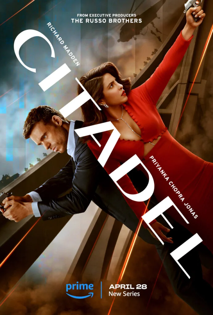 Serienposter mit Schriftzug. Ein Mann und eine Frau im roten Kleid stehen Rücken an Rücken mit gezückten Pistolen.