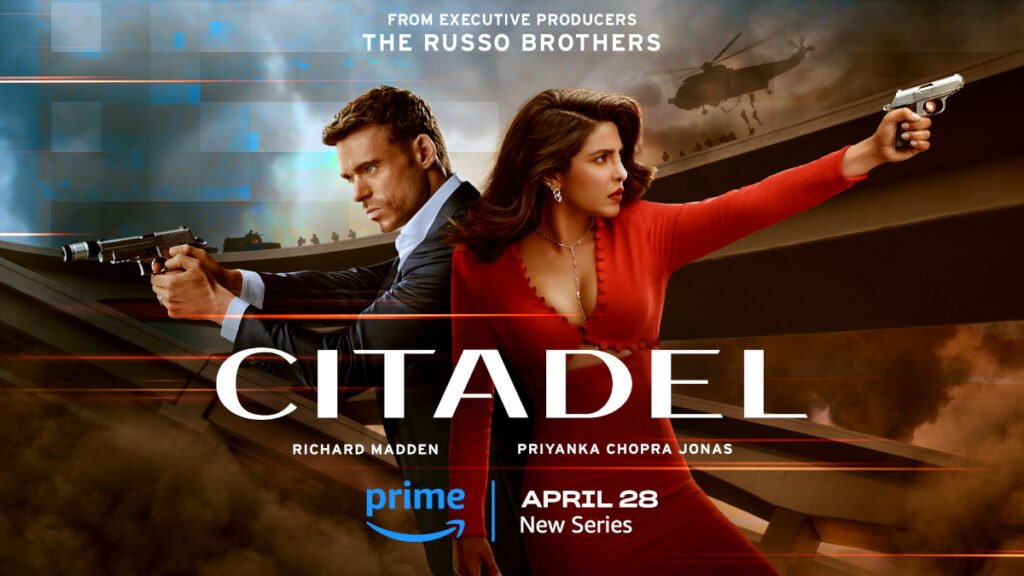 Serienposter mit Schriftzug. Ein Mann und eine Frau im roten Kleid stehen Rücken an Rücken mit gezückten Pistolen.