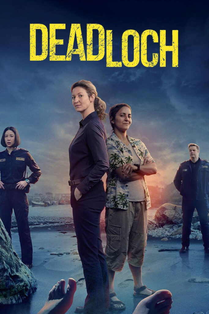 Serienposter mit Schriftzug. Zwei Frauen umrahmt von einer Polizistin und einem Polizisten. Sie stehen an einem steinigen Strand. Im Vordergrund die Füsse einer Leiche.