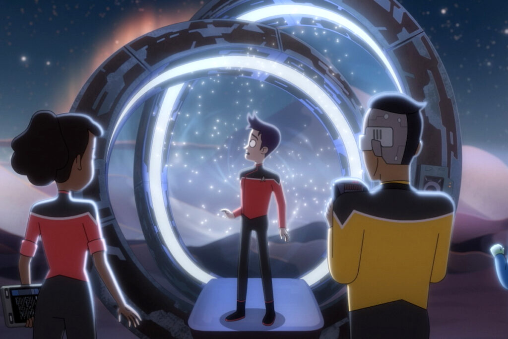 Drei Zeichentrickfiguren in Uniform stehen vor einem Portal.