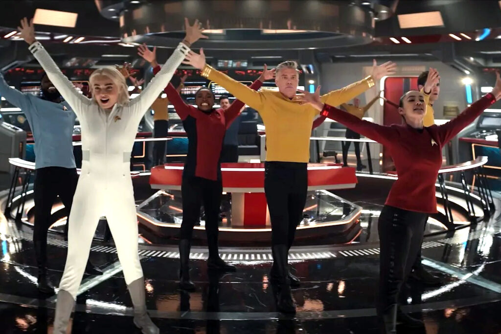 Auf der Brücke der Enterprise diverse Crewmitglieder in Tanzformation.