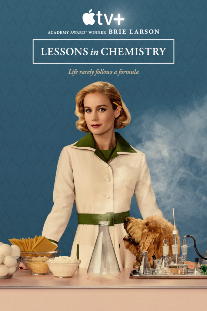 Serienposter mit Schriftzug. Eine Frau gekleidet im Stil der 50er-Jahre. Sie steht an einer Theke. Kochzutaten auf der einen, Chemiegeräte auf der anderen Seite.