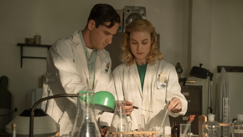 Ein Mann und eine Frau in weissen Kitteln stehen in einem Labor.