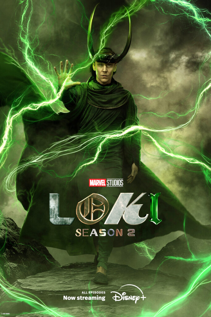 Serienposter mit Schriftzug. Loki in wehendem Gewand und einem Helm mit Hörnern umgeben von grün leuchtenden fadenartigem Gewebe. 