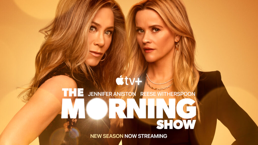 Serienposter mit Schriftzug. Die beiden Hauptdarstellerinnen Aniston und Witherspoon in Abendkleidern und die Hände in die Hüfte gestemmt.