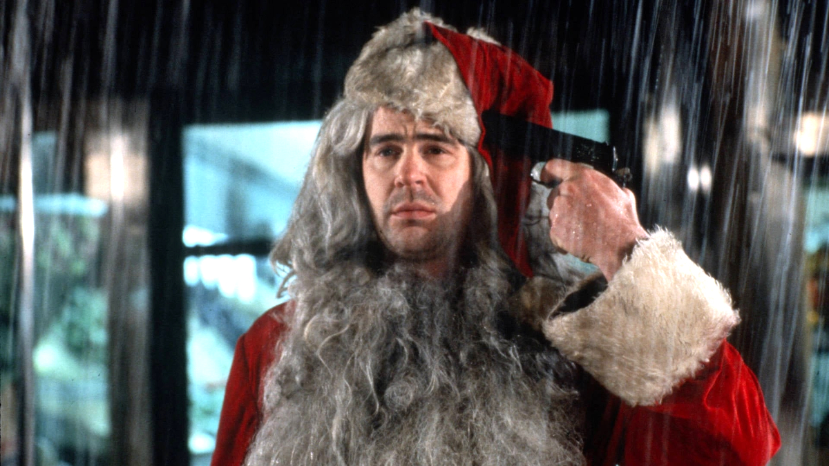 Ein Mann in einem verdreckten Weihnachtsmannkostüm, es regnet und er hält sich eine Pistole an die Schläfe. © TMDB