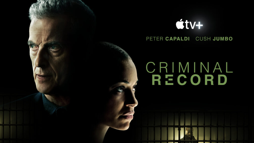 Serienposter mit Schriftzug. Ein älterer Mann und eine junge Frau im Porträt. Darunter ein Mann hinter Gittern.