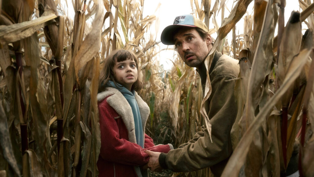 Ein Mann und ein Mädchen in einem Maisfeld.