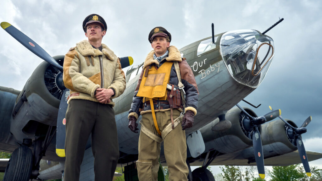 Zwei Piloten stehen vor einem Kampfbomber aus dem 2. Weltkrieg.