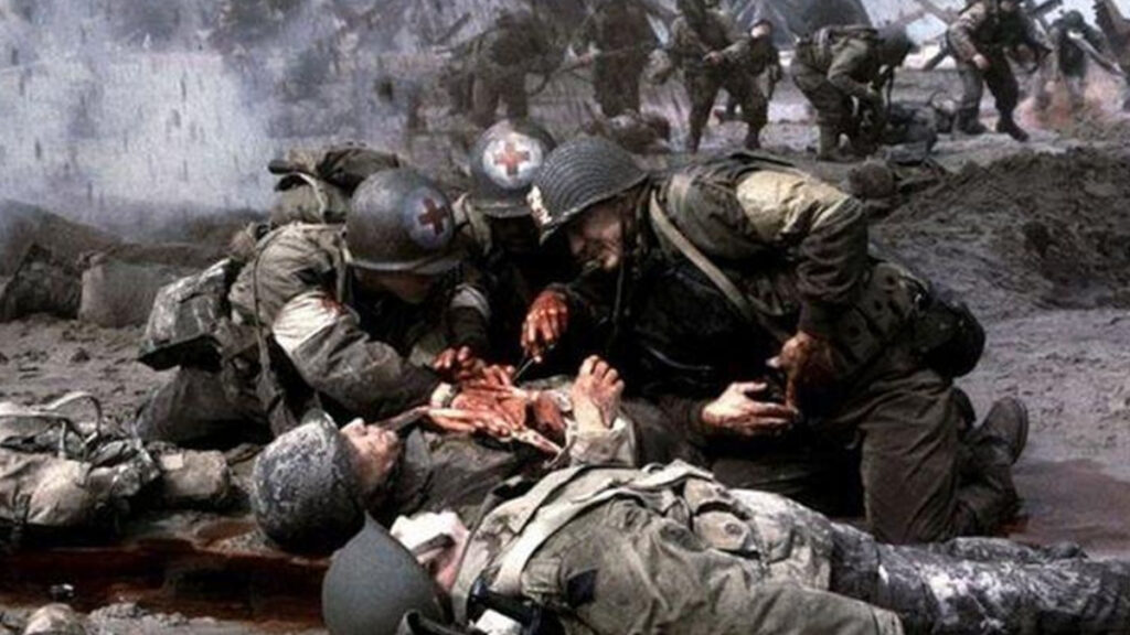 US-Soldaten bei der Landung in der Normandie: Sanitäter beugen sich über verletzte Soldaten.