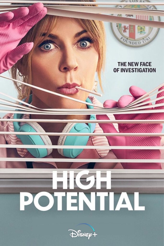 Serienposter mit Schriftzug. Eine Frau mit einem Lolli im Mund und rosafarbenen Gummihandschuhen schaut durch einen Lamellenvorhang, den sie auseinandergeschoben hat.