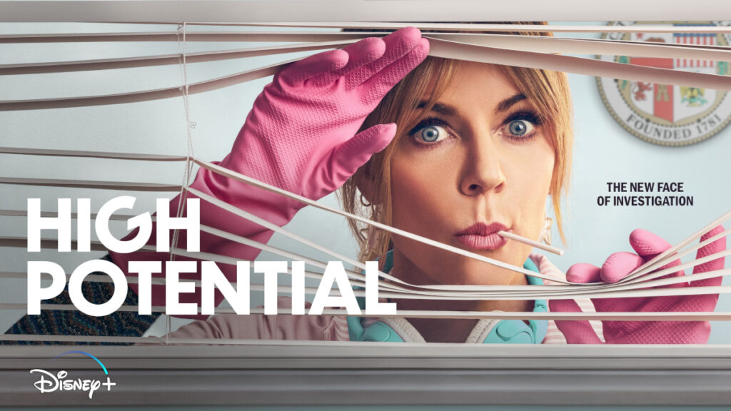 Serienposter mit Schriftzug. Eine Frau mit einem Lolli im Mund und rosafarbenen Gummihandschuhen schaut durch einen Lamellenvorhang, den sie auseinandergeschoben hat.