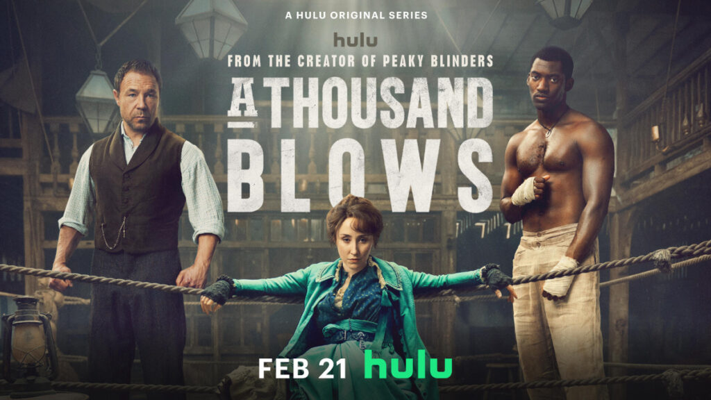 Serienposter mit Schriftzug. Eine Frau sitzend im Boxring, an die Seile angelehnt. Neben ihr zwei Männer, beide in Boxkampfhaltung.