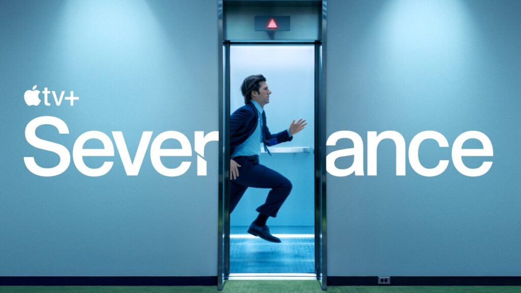Serienposter mit Schriftzug. Ein Lift mit geöffneter Tür. Im Lift ein Mann, der von links nach rechts rennt.