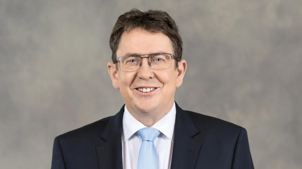 Bundesrat Albert Rösti im Porträt. Bild: Béatrice Devènes / Bundeskanzlei