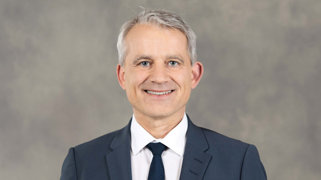 Bundesrat Beat Jans im Porträt. Bild: Béatrice Devènes / Bundeskanzlei