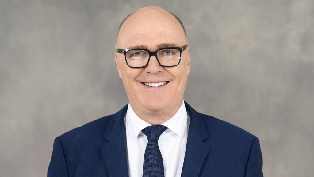 Bundesrat Martin Pfister im Porträt. Bild: Béatrice Devènes / Bundeskanzlei