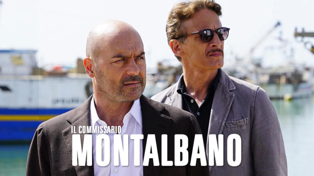 Serienposter mit Schriftzug. Zwei Männer vor einer Hafenkulisse.