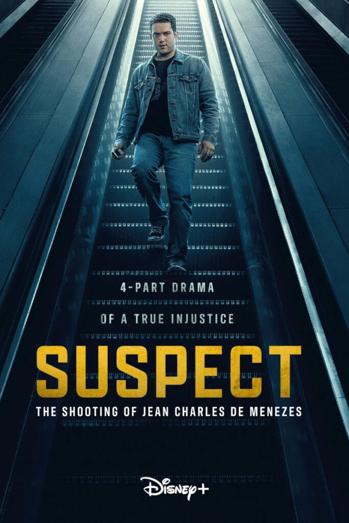 Serienposter mit Schriftzug. Ein Mann in Jeans und Jeansjacke auf einer Rolltreppe nach unten.