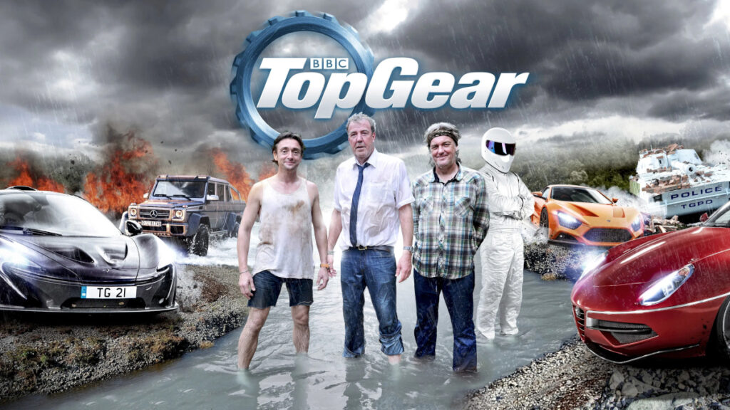 Serienposter mit Schriftzug. Drei Männer und ein Rennfahrer in weiss mit Schutzhelm im strömenden Regen in einem Bach. Rundherum verschiedene Autos.