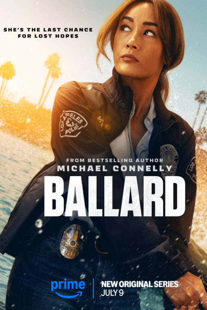 Serienposter mit Schriftzug. Eine Frau mittleren Alters in Polizeiuniform der Los Angeles Police Department (LAPD). Sie hat hellbraune Haare, die zu einem lockeren Pferdeschwanz gebunden sind. Sie blickt ernsthaft nach oben. Im Hintergrund sieht man Palmen, das Meer und eine warme, kalifornische Sonnenuntergangsstimmung.