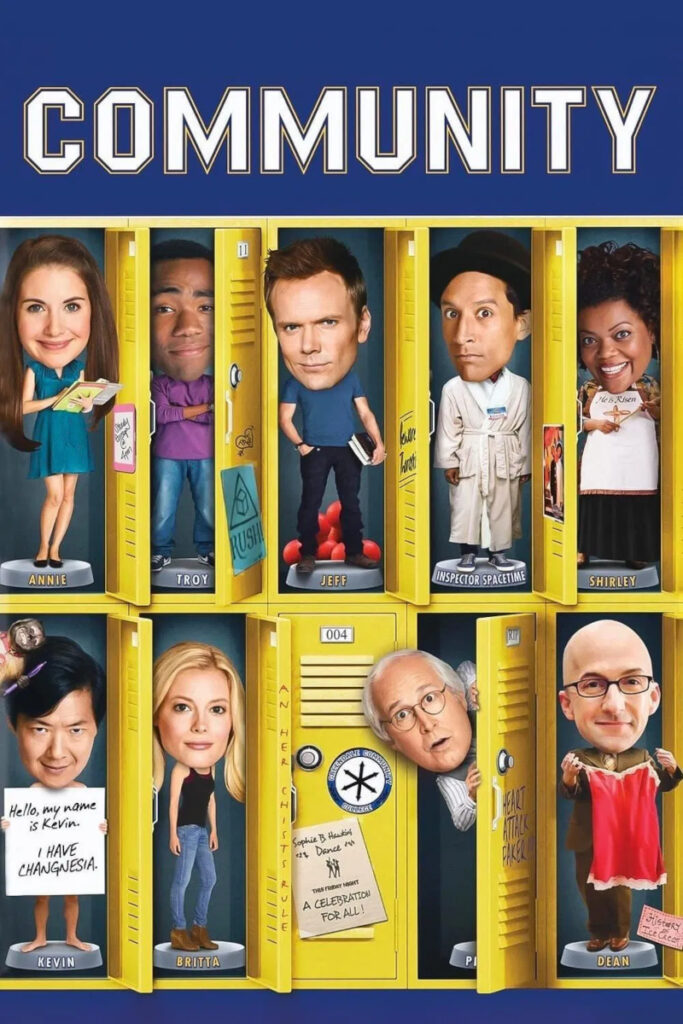 Serienposter mit Schriftzug. Die neun Hauptfiguren der Serie in überzeichneter, karikaturartiger Form – mit realistischen Gesichtern, aber kleinen, puppenartigen Körpern wie Actionfiguren. Alle Figuren stehen in offenen, leuchtend gelben Schließfächern – wie sie typischerweise in amerikanischen Schulen zu sehen sind.
