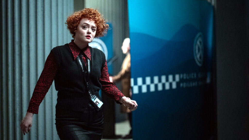 Eine Frau mit einem Badge um den Hals.