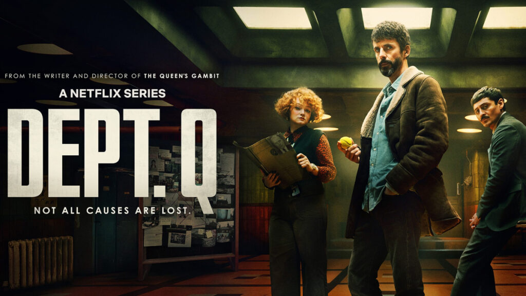 Serienposter mit Schriftzug. Im Zentrum stehen drei Personen in einem düsteren, vernachlässigt wirkenden Büro: Eine Frau mit lockigen roten Haaren hält eine Akte, ein bärtiger Mann in brauner Jacke steht mittig mit einem Ball in der Hand, und ein ernster Mann im Anzug lehnt sich rechts an einen Tisch.