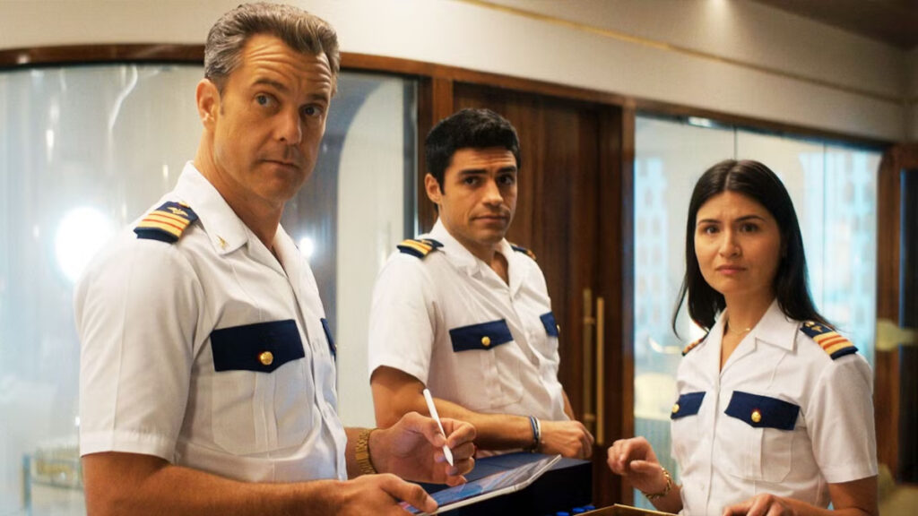 Zwei Männer und eine Frau in weissen Uniformen.
