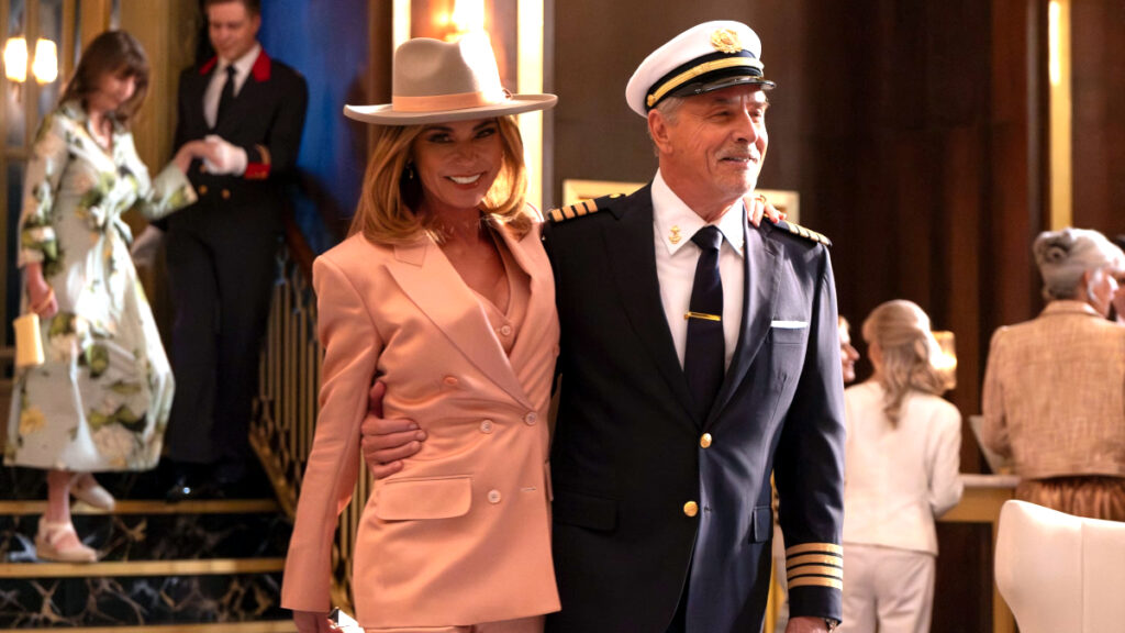 Ein Mann in Uniform hält eine Frau im Arm.