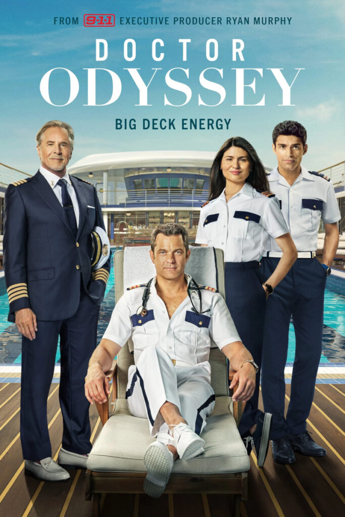 Serienposter mit Schriftzug. Vier Personen in maritimen Uniformen auf dem Deck eines luxuriösen Kreuzfahrtschiffs.