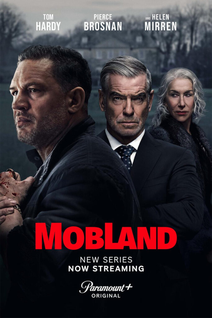 Serienposter mit Schriftzug. Drei ernst dreinblickende Personen abgebildet: Vorne ein Mann mit kurz geschnittenem dunklem Haar, einem Bart und blutverschmierter Hand, der entschlossen zur Seite blickt. Dahinter steht ein Mann im Anzug mit grauem Haar, ernster Miene und verschränkten Armen. Ganz hinten rechts ist eine Frau mit langen, grauen Haaren und einem dunklen Mantel zu sehen. Im Hintergrund erkennt man schemenhaft eine große Villa in einer düsteren, nebligen Landschaft.