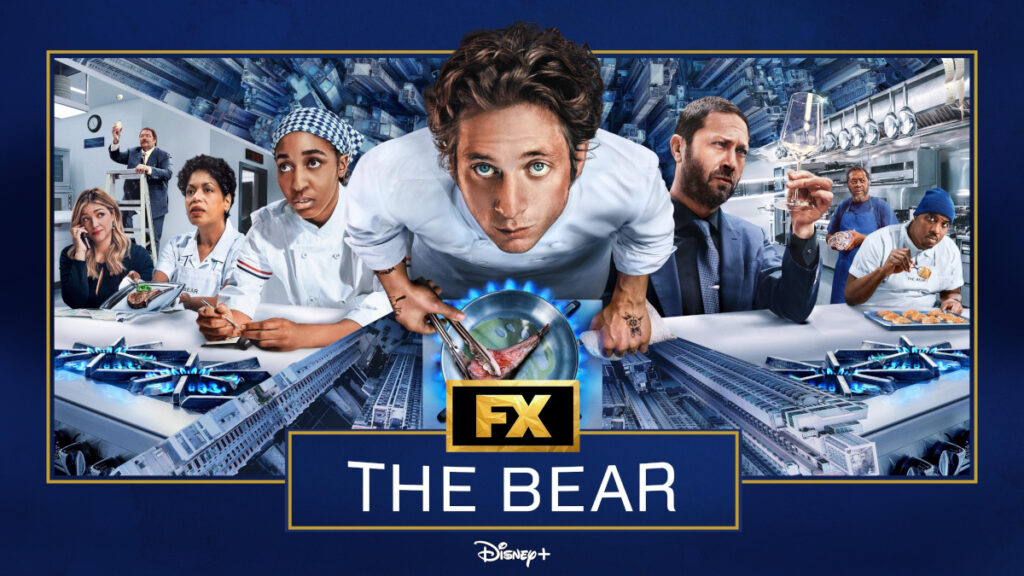 Serienposter mit Schriftzug. Acht der Hauptfiguren bei verschiedenen Tätigkeiten in der Restaurantküche.