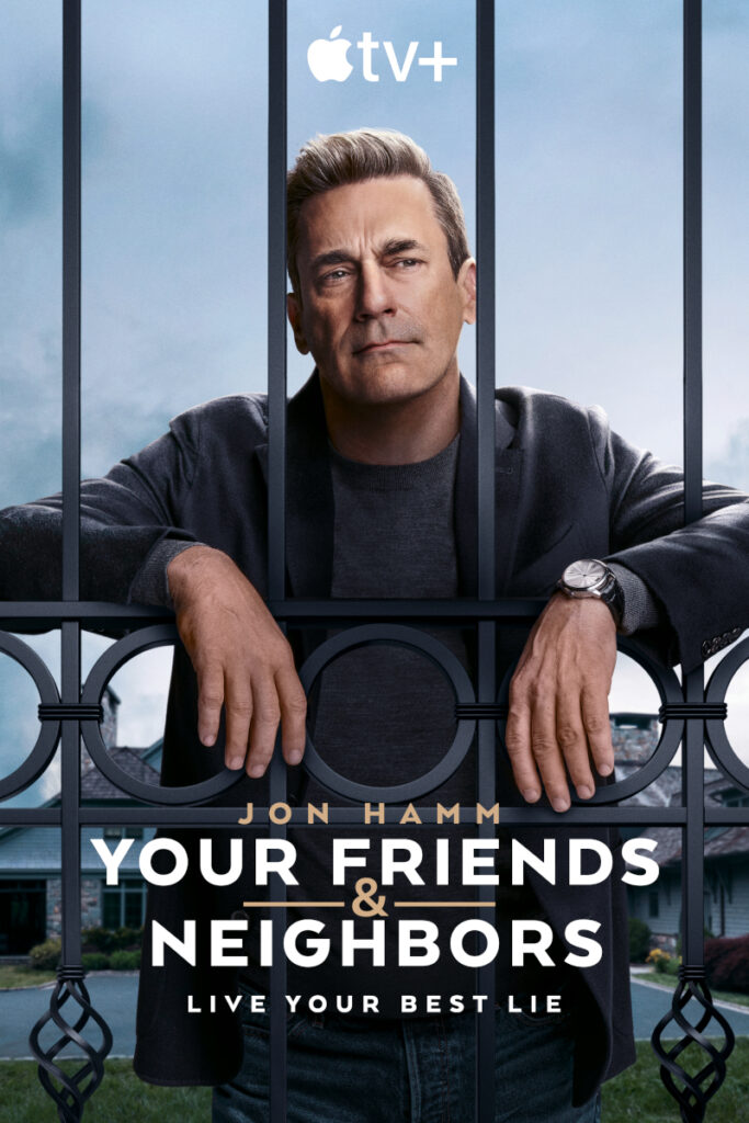 Serienposter mit Schriftzug. In der Bildmitte steht ein Mann, ernst und nachdenklich schauend, hinter einem schwarzen schmiedeeisernen Zaun. Seine Arme ragen durch die Gitterstäbe – als wäre er eingesperrt. Im Hintergrund ist ein großes, luxuriöses Haus mit Schindeldach und Kamin zu sehen.
