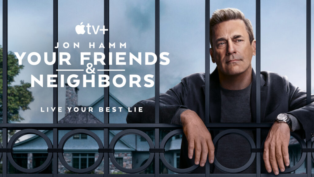 Serienposter mit Schriftzug. Ein Mann, ernst und nachdenklich schauend, steht hinter einem schwarzen schmiedeeisernen Zaun. Seine Arme ragen durch die Gitterstäbe – als wäre er eingesperrt. Im Hintergrund ist ein großes, luxuriöses Haus mit Schindeldach und Kamin zu sehen.