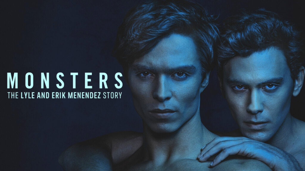 Titelbild der Serie: Zwei Männer, von bläulichem Licht beleuchtet, schauen ernst in die Kamera. Links im Bild steht der Titel «Monsters: The Lyle and Erik Menendez Story» in weiss zu lesen. Der Hintergrund ist dunkel.