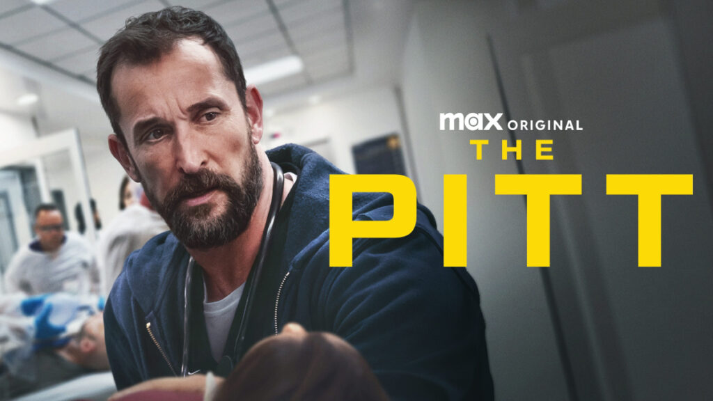 Ein bärtiger Mann in einem blauen Kapuzenpullover steht sorgenvoll in einem Krankenhausflur. Im Hintergrund sind unscharfe Gestalten zu sehen. Der Text «max Original The Pitt» ist in grossen gelben Buchstaben eingeblendet.
