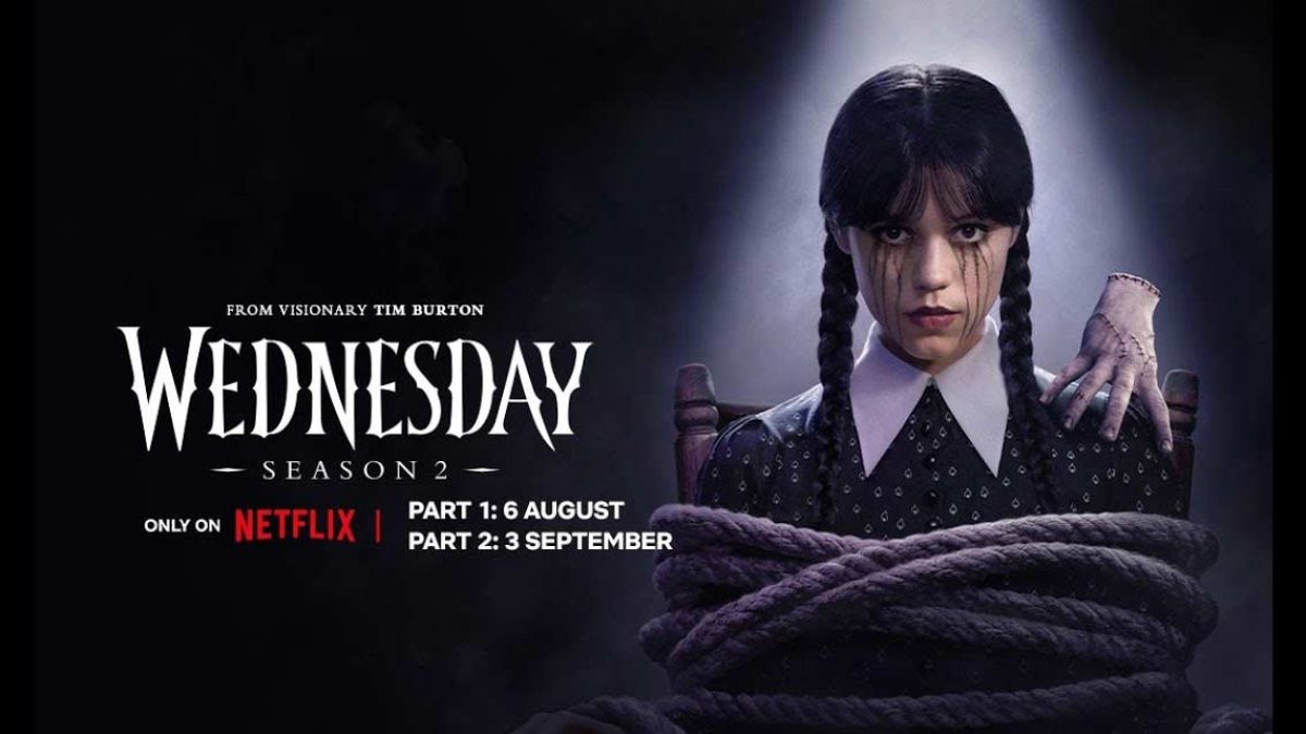 Promobild zur Serie «Wednesday» Staffel 2. Links Schriftzug zur Serie mit Terminen für die Veröffentlichung auf Netflix. Rechts ein junges Mädchen, gefesselt mit einem Seil, mit geflochtenen Zöpfen und ernstem Blick. Eine blass wirkende Hand mit Stichen ruht auf ihrer Schulter.