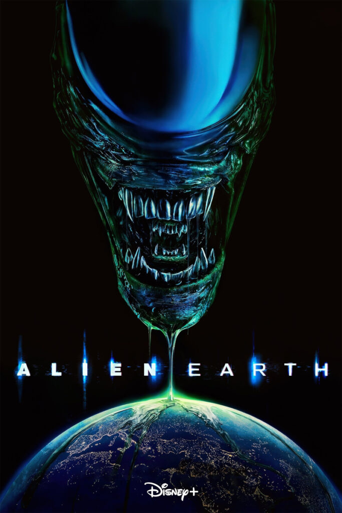 Ein bedrohliches Alien-Gesicht mit aufgerissenem Maul schwebt über einem beleuchteten Planeten. Der Text «Alien Earth» steht in leuchtenden Buchstaben darunter. Am unteren Bildrand ist das Logo von Disney+ zu sehen.
