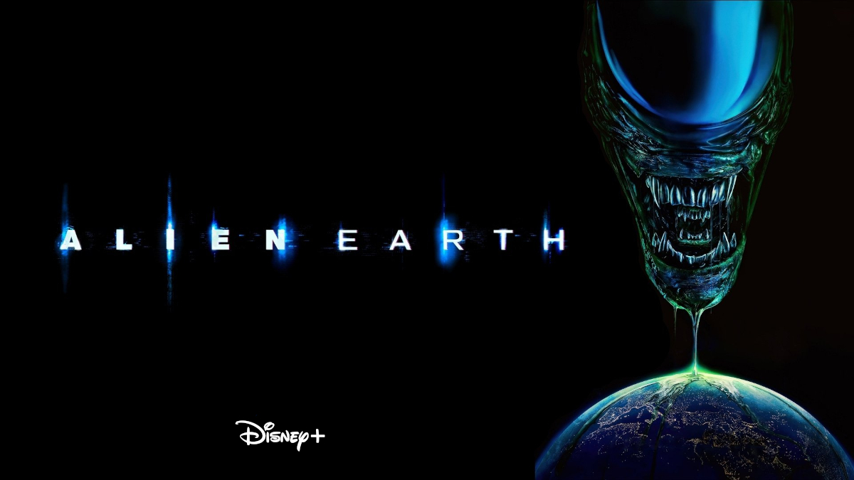 Dunkler Hintergrund mit blauem Schriftzug «Alien Earth». Rechts ein bedrohliches, ausserirdisch aussehendes Gesicht mit spitzen Zähnen. Unten ein Teil der Erde mit leuchtenden Städten. Logo von Disney+ in der unteren linken Ecke.