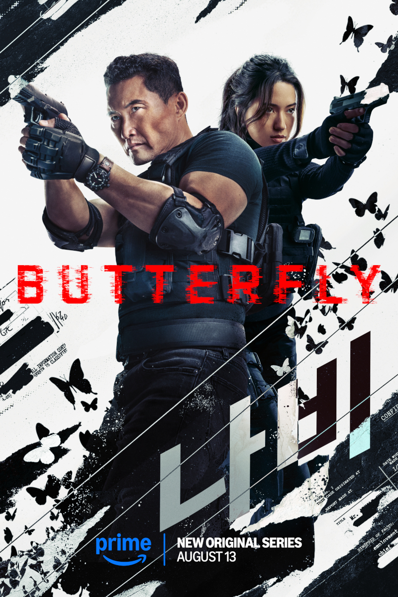 Zwei Personen in schwarzer Kampfausrüstung zielen mit Pistolen. Hintergrund zeigt schwarze Schmetterlinge und stilisierte Textfragmente. Titel «Butterfly» in rot hervorgehoben. Unten rechts das Prime Video-Logo und Startdatum «August 13».
