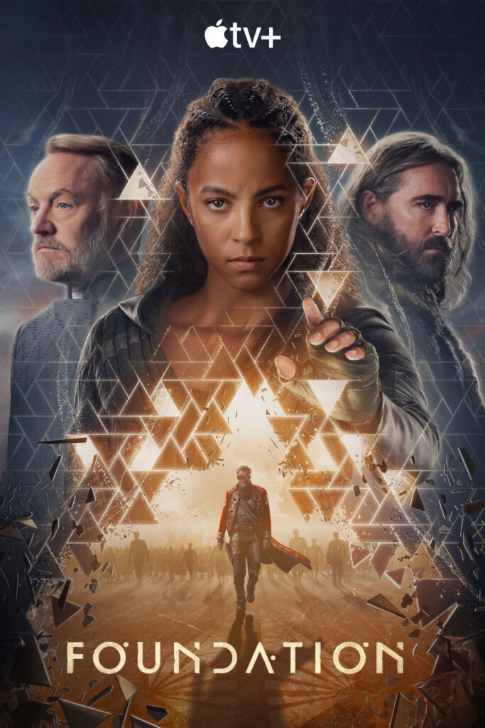 Plakat zu «Foundation» auf Apple TV+: Drei Personen vor einem Hintergrund aus geometrischen Formen. Eine Frau ist im Vordergrund und schaut direkt nach vorne. Unten ist eine Gestalt mit einem langen Mantel abgebildet, im Hintergrund eine Menschenmenge und der Serientitel.