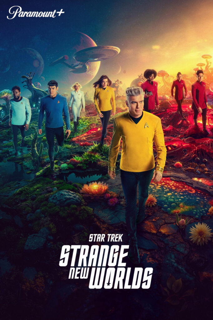 Eine Gruppe von Menschen in bunten Uniformen läuft durch eine futuristische, ausserirdische Landschaft mit seltsamen Pflanzen und mehreren Monden im Himmel. Im Hintergrund ist ein Raumschiff zu sehen. Oben links das Logo von Paramount+, unten der Titel «Star Trek: Strange New Worlds».