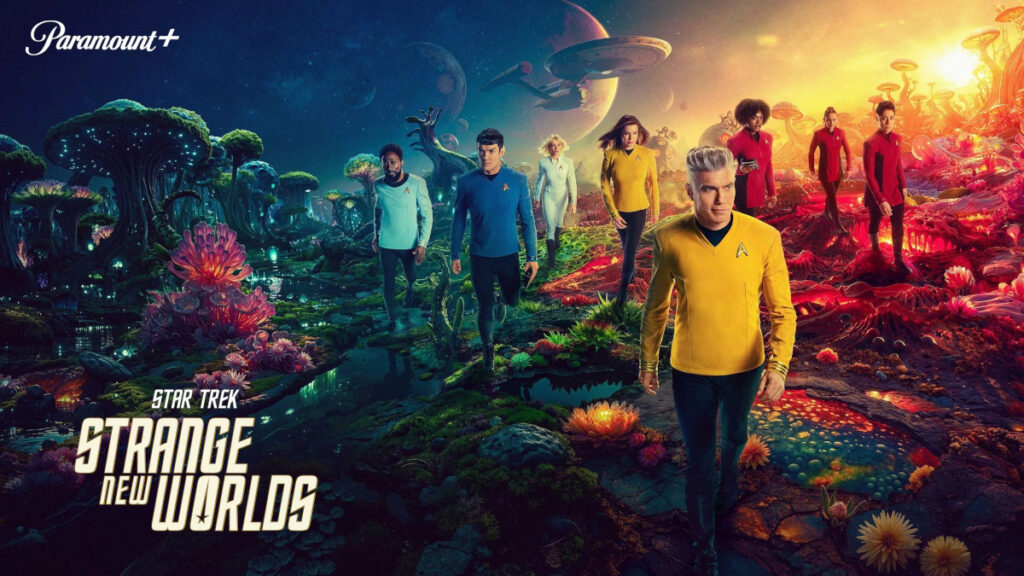 Eine Gruppe in bunten Uniformen steht auf einem ausserirdischen Planeten mit exotischen Pflanzen und leuchtenden Farben. Im Hintergrund sind Planeten und Sterne sichtbar. Text «Star Trek: Strange New Worlds» und Logo von Paramount Plus sind eingeblendet.